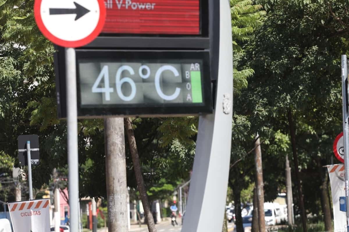 SP - ONDA DE CALOR/SÃO PAULO - GERAL - Termômetro de rua marca entre 45 e 46°C, na tarde desta segunda-feira (17), na rua Vergueiro, próximo à Estação Ana Rosa do Metrô, zona sul de São Paulo. 17/02/2025 - Foto: RENATO S. CERQUEIRA/ATO PRESS/ESTADÃO CONTEÚDO