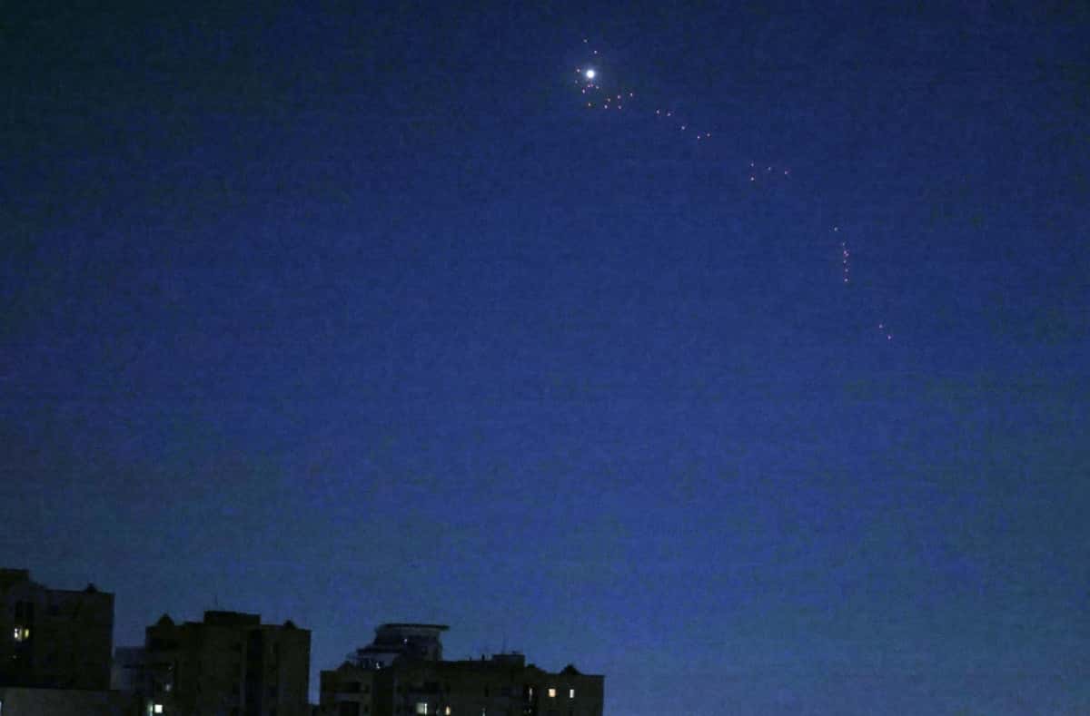 TEHRAN (Iran (Islamic Republic Of)), 13/06/2025.- Iranian air defense system glows over central Tehran, Iran, 13 June 2025. Israel launched strikes on Iran and its capital Tehran early 13 June, killing top military figures, including Armed Forces Chiefs of Staff Mohammad Bagheri and Chief Commander of the Islamic Revolutionary Guard Corps (IRGC) Hossein Salami, both countries confirmed. (Teherán) EFE/EPA/ABEDIN TAHERKENAREH