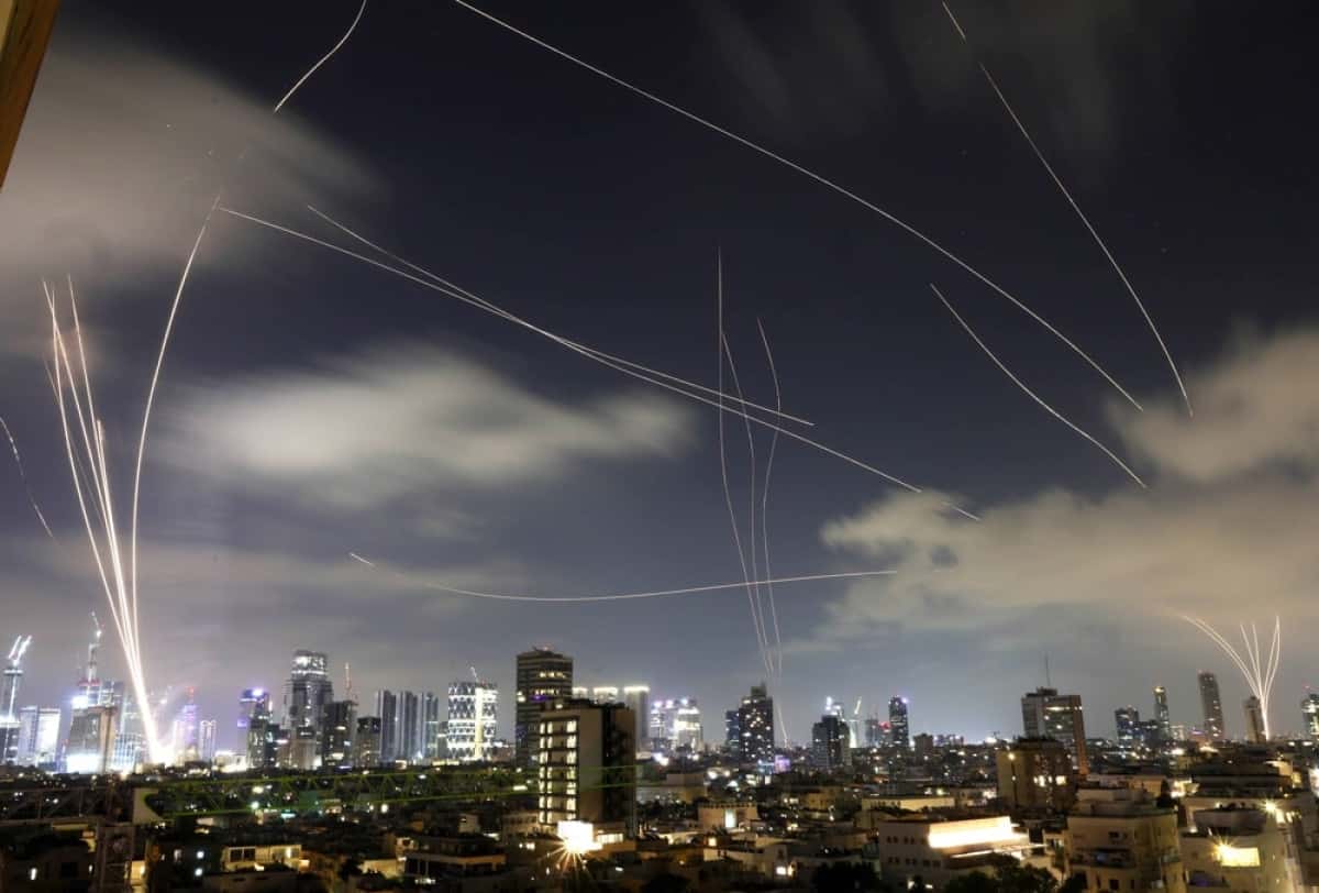 FOTODELDIA Tel Aviv (Israel), 17/06/2025.- Vista del sistema de defensa israelí la Cúpula de Hierro interceptando misiles iraníes que caen sobre Tel Aviv, Israel. Los bomberos registraron un incendio en un edificio de ocho plantas y otro en un aparcamiento que afecta a una veintena de coches en el centro de Israel tras un nuevo ataque con misiles de Irán pasada la medianoche de este miércoles, sin que por el momento se hayan reportado personas afectadas. EFE/ Abir Sultan