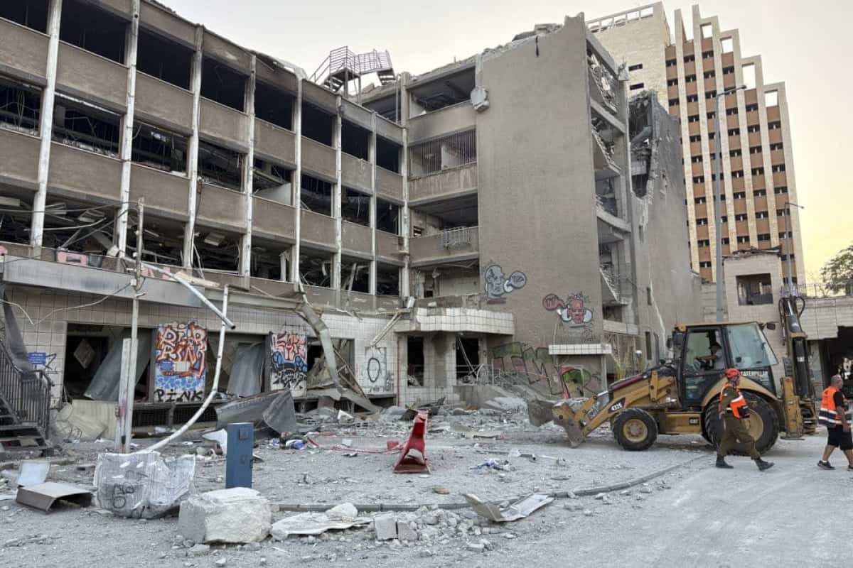 GRAF1580. HAIFA (ISRAEL), 20/06/2025.- Detalle de los destrozos causados por un ataque iraní en Haifa (Israel), este viernes. El jefe del Estado Mayor del Ejército israelí, Eyal Zamir, dijo hoy que el país debe "estar preparado para una campaña prolongada" contra Irán, cuando se cumple una semana del inicio de las hostilidades entre ambas potencias. EFE/ María Traspaderne