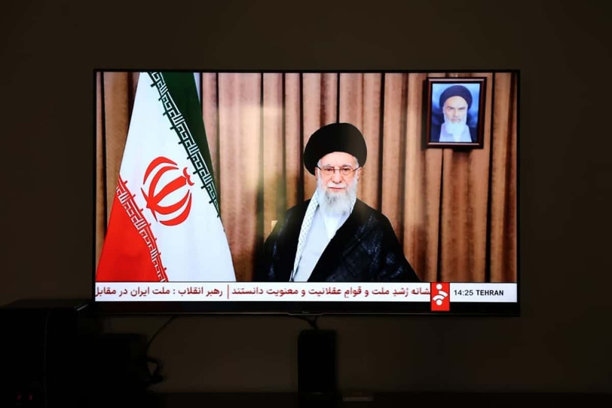 Tehran (IRAN (Islamic Republic Of)), 18/06/2025.- Iranian state television (IRIB) broadcast a message from Iran's Supreme Leader Ayatollah Ali Khamenei to the nation, in Tehran, Iran, 18 June 2025. The supreme leader stated that Iran will not accept US calls for an unconditional surrender, as the Iran-Israel conflict entered its sixth day. Israel has been conducting strikes across Iran since 13 June, targeting nuclear, military, and energy facilities, prompting Iran to launch retaliatory waves of missiles and drones toward Israel. (Teherán) EFE/EPA/ABEDIN TAHERKENAREH