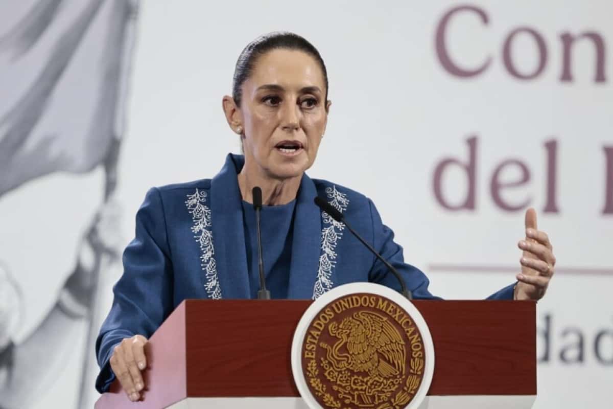 MEX5072. CIUDAD DE MÉXICO (MÉXICO), 12/06/2025.- La presidenta de México, Claudia Sheinbaum, participa este jueves durante una rueda de prensa en Palacio Nacional de la Ciudad de México (México). Sheinbaum aseguró que la Copa Mundial de fútbol que organizará México por tercera vez a partir del próximo 11 de junio de 2026, en conjunto con Estados Unidos y Canadá, pondrá en alto el nombre del país. EFE/ José Méndez