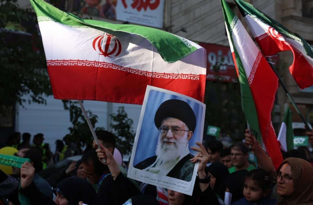 TEHRAN (IRAN(Islamic Republic Of)), 14/06/2025.- An Iranian woman holds a poster of Iranian supreme leader Ayatollah Ali Khamenei during an anti-Israel rally in Tehran, Iran, 14 June 2025. Israel confirms it has launched strikes on Iran's 'nuclear program' as blasts are heard across the country. Israel launched strikes on Iran's nuclear and military facilities on 13 June, targeting top generals and scientists. In retaliation, Iran launched waves of missiles and drones toward Israel. (Teherán) EFE/EPA/ABEDIN TAHERKENAREH