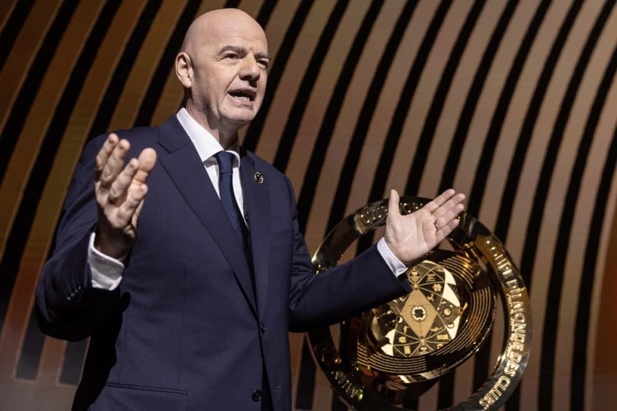 Miami (United States), 05/12/2024.- FIFA President Gianni Infantino presents the trophy during the FIFA Club World Cup 2025 Draw ceremony in Miami, USA, 05 December 2024. FIFA's new club competition will be played for the first time from 15 June to 13?July 2025 in 12 stadiums across the USA. (Mundial de Fútbol) EFE/EPA/CRISTOBAL HERRERA-ULASHKEVICH