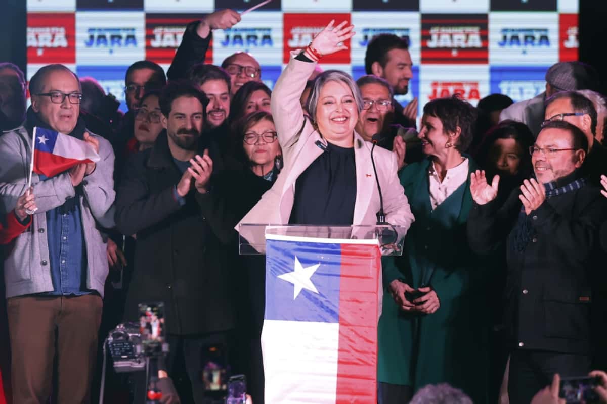 AME9788. SANTIAGO (CHILE), 29/06/2025.- La comunista, Jeannette Jara (c), festeja su triunfo este domingo, en Santiago (Chile). Jara, que ganó las primarias progresistas y se convirtió en la candidata presidencial de la izquierda chilena, pidió "unidad" para detener a la ultraderecha en las elecciones de finales de año. EFE/ Elvis González