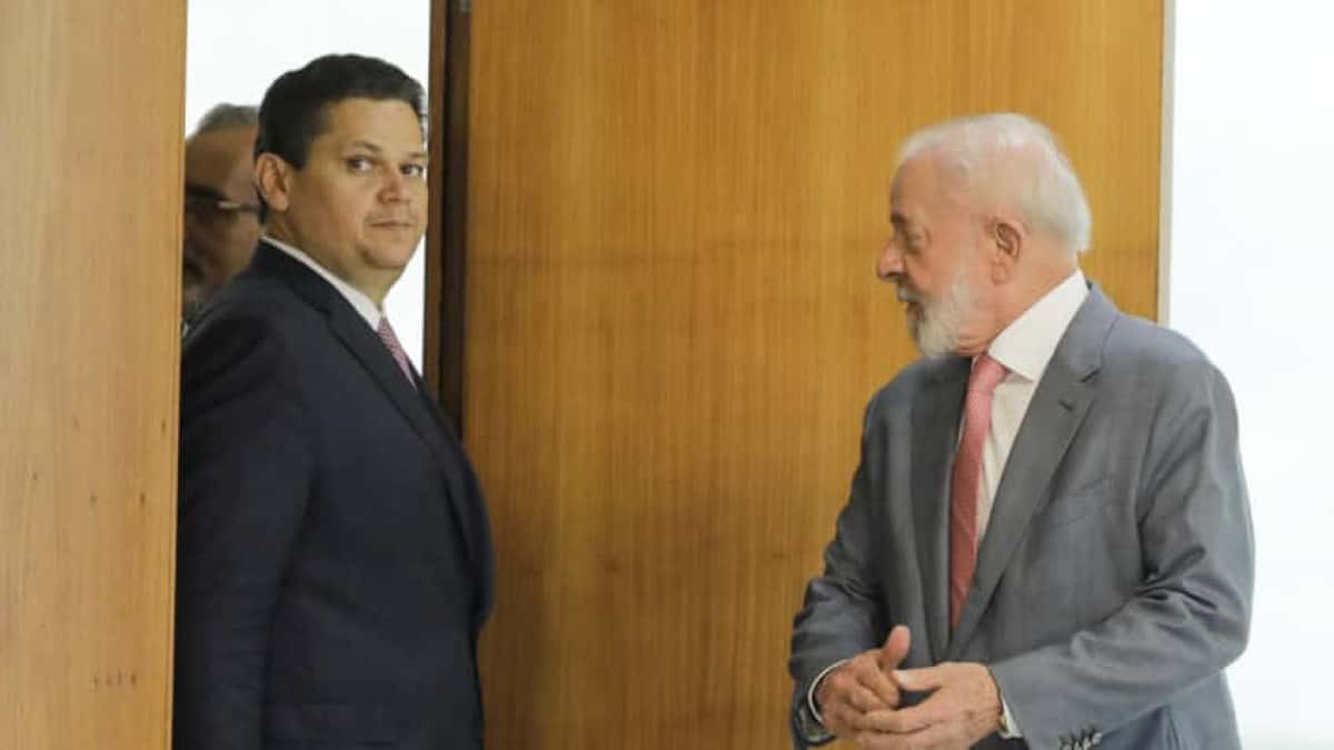 Presidente Luiz Inácio Lula da Silva recebe os novos presidentes do Senado, Davi Alcolumbre (D) e da Câmara dos Deputados, Hugo Motta (E) | Sérgio Lima/Poder360 - 03.fev.2025