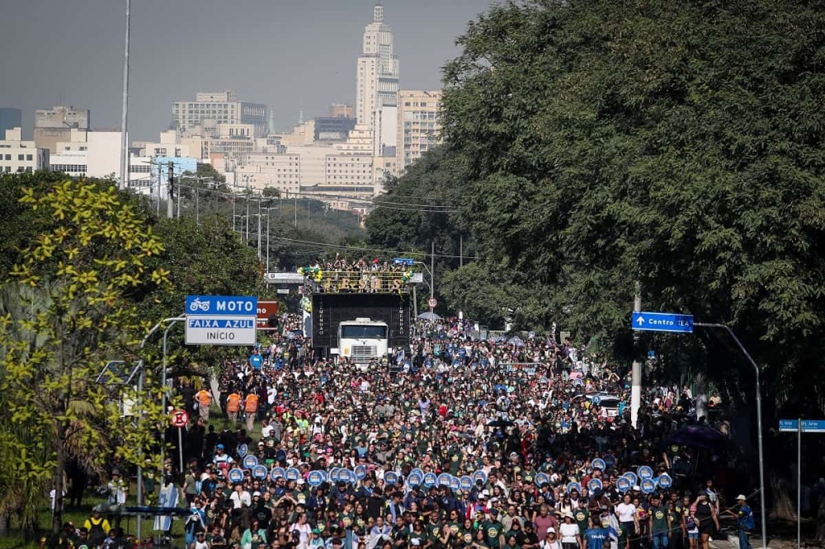 SP - MARCHA PARA JESUS/SP/INÍCIO - GERAL - Fiéis durante a 33ª Marcha para Jesus, que acontece em São Paulo, nesta quinta-feira, 19 de junho de 2025. A caminhada iniciada na Praça da Luz, no Centro, segue até a Praça Heróis da Força Expedicionária Brasileira, na zona norte da cidade, onde ocorre uma série de apresentações de música gospel. O evento contra com as presenças do governador Tarcísio de Freitas (Republicanos) e do prefeito Ricardo Nunes (MDB). Ambos participam sobre um dos trios elétricos que puxam a multidão. 19/06/2025 - Foto: FELIPE RAU/ESTADÃO CONTEÚDO