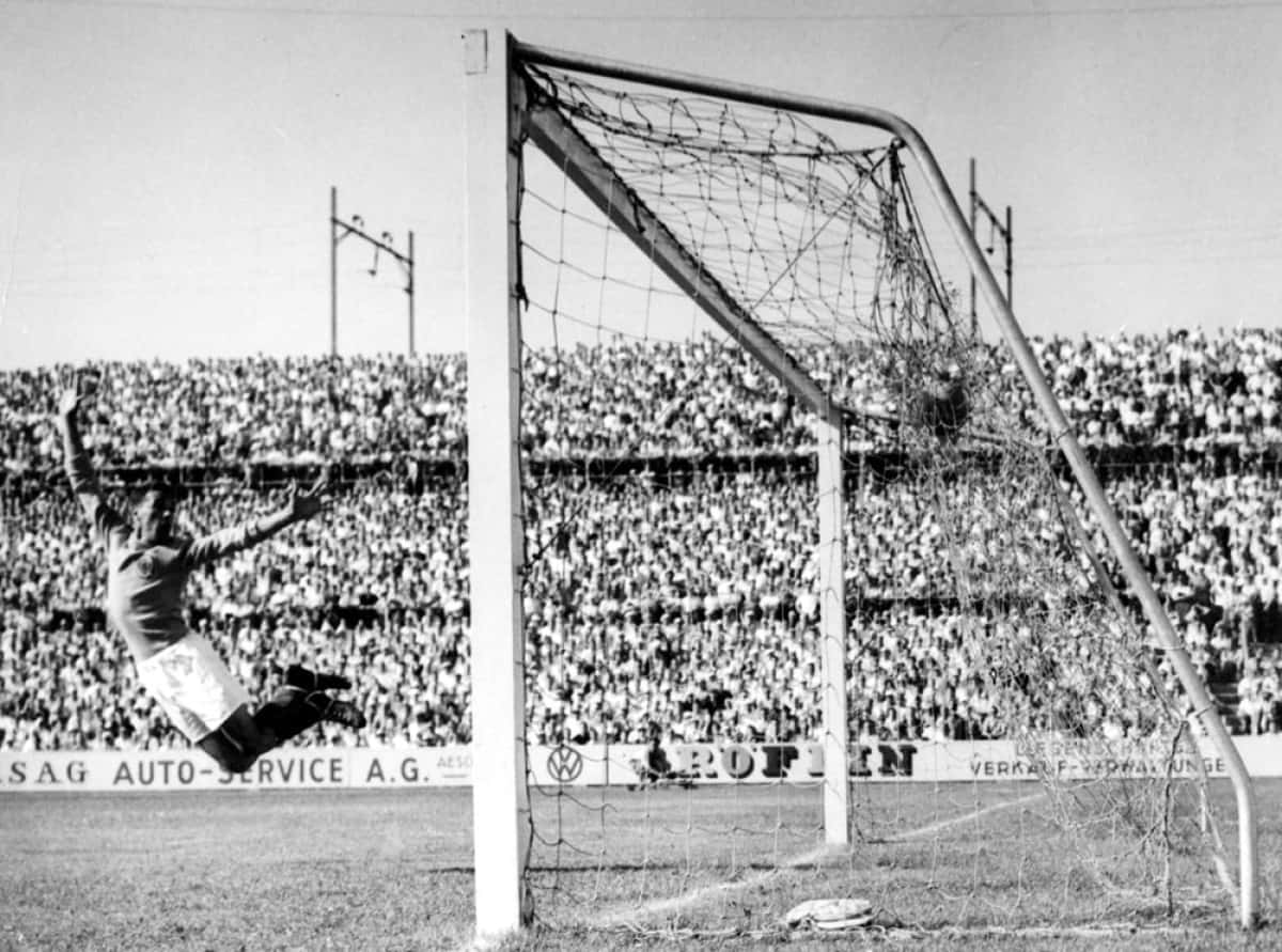 Suíça, Basileia, 19/06/1954. O goleiro escocês Fred Martin salta mas não evita gol durante partida entre Escócia e Uruguai durante partida pela Copa do Mundo de Futebol de 1954 realizada em Basileia, Suíça. O Uruguai venceu por 7 a 0. (AP Photo) - Crédito:NÃO FORNECIDO/ASSOCIATED PRESS/AE/Código imagem:149873