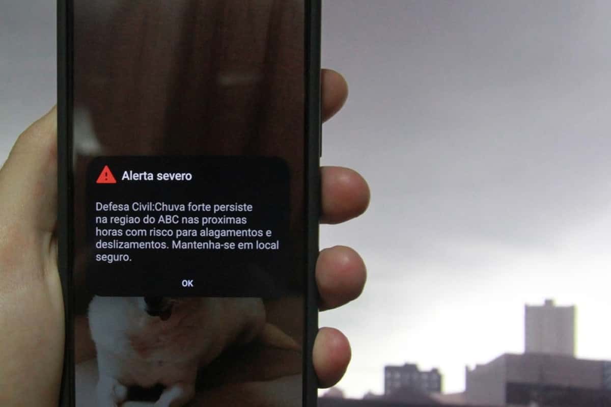 SP - CHUVAS/SP/ALERTA/SEVERO/DESLIZAMENTOS/MAUÁ/ONTEM - GERAL - Por volta das 23h da noite de ontem, 31 de janeiro de 2025, o alerta severa da Defesa Civil foi emitido para a região da Grande São Paulo, para risco para alagamentos e deslizamentos durante a madrugada.Destaque para o alerta para a cidade de Mauá. Uma chuva intensa atinge regiões da cidade de São Paulo na noite desta sexta-feira, 31, o que fez a Prefeitura decretar estado de atenção para alagamentos. A chuva começou concentrada no centro da capital, segundo a Defesa Civil estadual, mas se deslocou para todas as regiões e também para a Grande São Paulo. 31/01/2025 - Foto: JONATHAN CARIAS/ATO PRESS/ESTADÃO CONTEÚDO