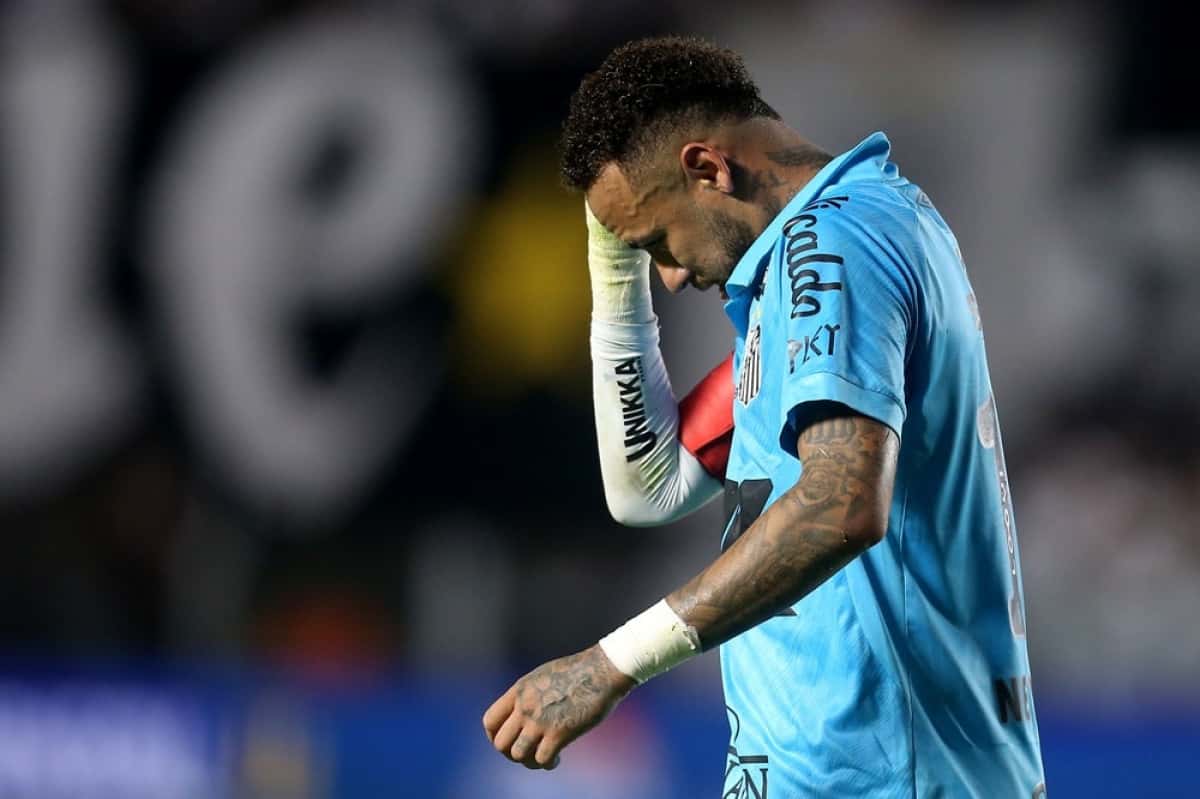 SP - BRASILEIRÃO/SANTOS X BOTAFOGO - ESPORTES - O atacante Neymar, do Santos, é expulso de campo na partida entre o Santos e Botafogo válida pela 11ª rodada do Campeonato Brasileiro 2025, realizada na tarde deste domingo (1), no Estádio Urbano Caldeira (Vila Belmiro, em Santos. 01/06/2025 - Foto: GUILHERME DIONíZIO/CÓDIGO19/ESTADÃO CONTEÚDO