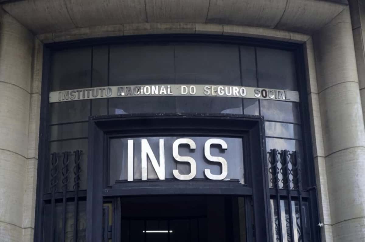 SP - INSS/FRAUDES - ECONOMIA - Fachada do prédio do Instituto Nacional do Seguro Social (INSS) no centro de São Paulo, na tarde desta sexta-feira (9). O governo federal anunciou um pacote de medidas para fortalecer a transparência no INSS e proteger aposentados e pensionistas de descontos indevidos em seus benefícios previdenciários. A principal iniciativa já em curso é a notificação direta dos segurados pelo aplicativo Meu INSS, informando se seus contracheques apresentaram ou não cobranças associativas irregulares. O INSS informou também que vai devolver R$ 292,7 milhões em recursos referentes aos descontos na folha de pagamento de aposentados e pensionistas que estavam bloqueados. Segundo o órgão, essa devolução será feita entre os dias 26 de maio e 6 de junho. 09/05/2025 - Foto: CRIS FAGA/DRAGONFLY PRESS/ESTADÃO CONTEÚDO