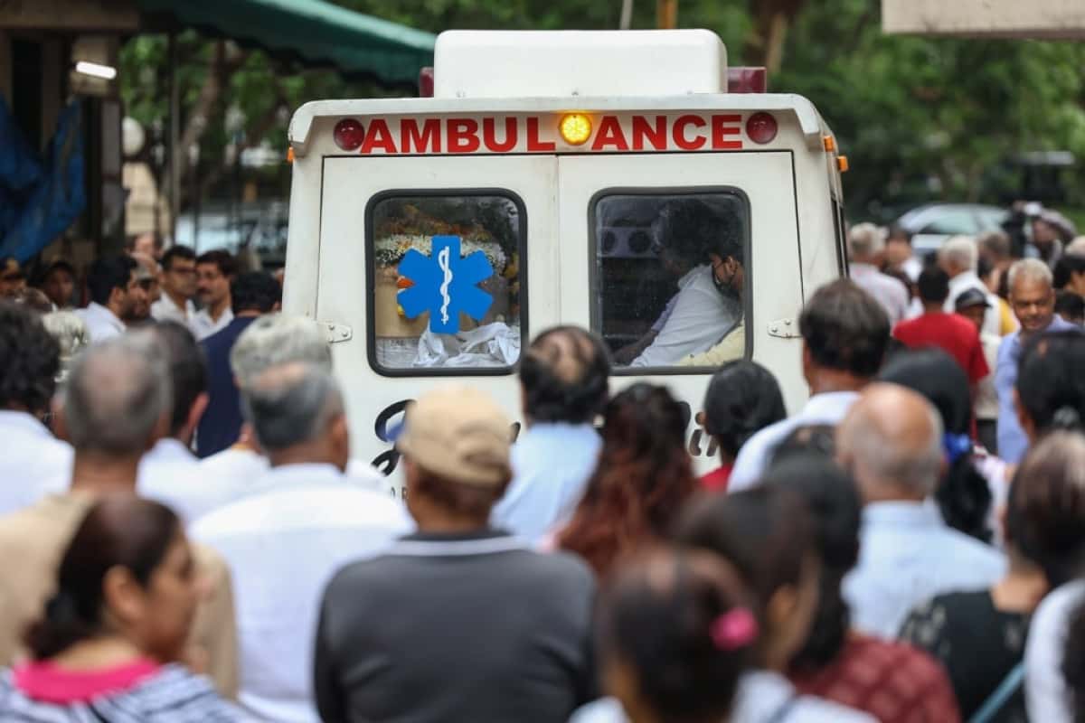 MUMBAI (India), 17/06/2025.- An ambulance transports the coffin with the remains of Captain Sumeet Sabharwal, pilot of Air India flight AI171, at his residence for the last rites in Mumbai, India, 17 June 2025. Air India flight AI171, bound for London carrying 242 passengers and crew members on board a Boeing 787-8 aircraft, crashed minutes after take-off in the Meghaninagar area of Ahmedabad on 12 June. (Londres) EFE/EPA/DIVYAKANT SOLANKI