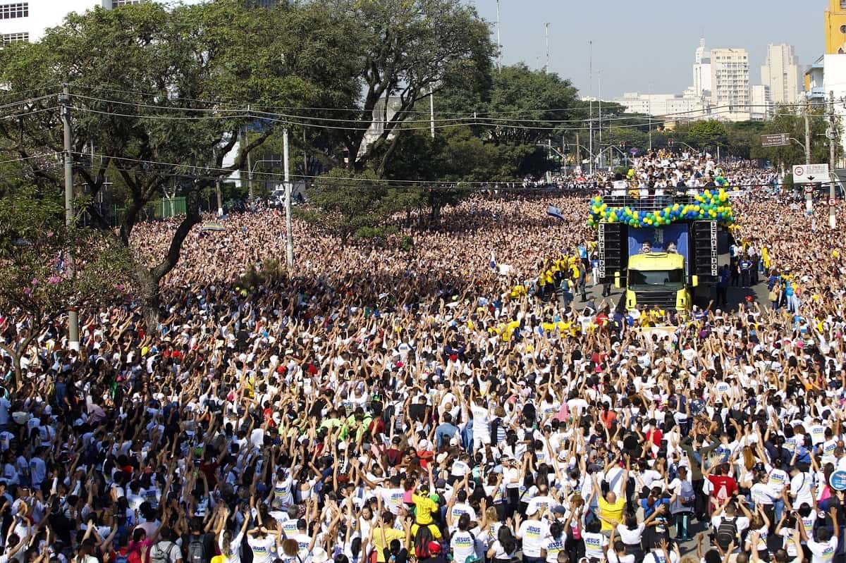 SP - SÃO PAULO/MARCHA PARA JESUS - GERAL - Público acompanha culto durante a 31ª edição da Marcha para Jesus 2023, com concentração na Estação Luz do Metrô, no centro de São Paulo, na manhã desta quinta-feira, 08 de junho de 2023, feriado de Corpus Christi. Os participantes seguem em caminhada acompanhando os trios elétricos em direção à Praça Heróis da Força Expedicionária Brasileira, próximo ao Campo de Marte, na Zona Norte de São Paulo, onde acontecerá vários Shows de música Gospel. 08/06/2023 - Foto: WAGNER VILAS/ENQUADRAR/ESTADÃO CONTEÚDO