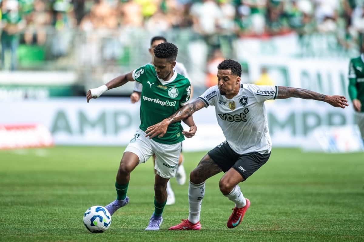 SP - FUTEBOL/BRASILEIRÃO/PALMEIRAS X BOTAFOGO - ESPORTES - Estevão durante partida entre Palmeiras e Botafogo válida pela primeira rodada do Campeonato Brasileiro de 2025 realizada no Allianz Parque, na zona oeste da cidade de São Paulo, na tarde deste domingo, 30. 30/03/2025 - Foto: LEONARDO DIAS/ENQUADRAR/ESTADÃO CONTEÚDO