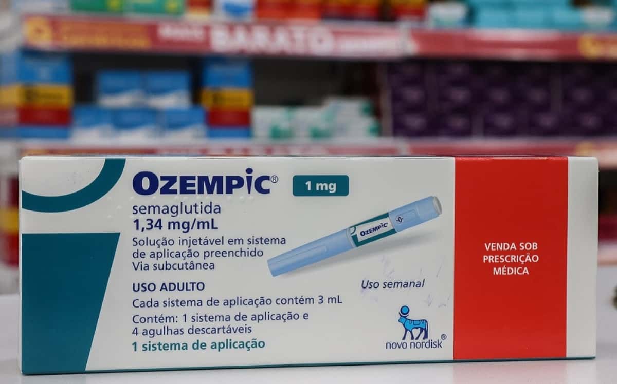 PR - OZEMPIC/FARMÁCIA - GERAL - Caixa do medicamento Ozempic utilizado para o tratamento de diabetes tipo 2. Ele ajuda a controlar os níveis de açúcar no sangue. De acordo com o fabricante, a semaglutida reduz a preferência por alimentos ricos em gordura, além de afetar a massa de gordura corporal, visto que o corpo diminui a necessidade de energia, gastando menos energia, ocorre uma redução geral do apetite. Apesar disso, não podemos afirmar que todos os pacientes vão emagrecer, ou seja, que terão este efeito colateral. Vale lembrar que este medicamento não deve ser utilizado para tal fim. Na foto, caixa do medicamento Ozempic em farmácia. 11/06/2025 - Foto: DIRCEU PORTUGAL/FOTOARENA/FOTOARENA/ESTADÃO CONTEÚDO