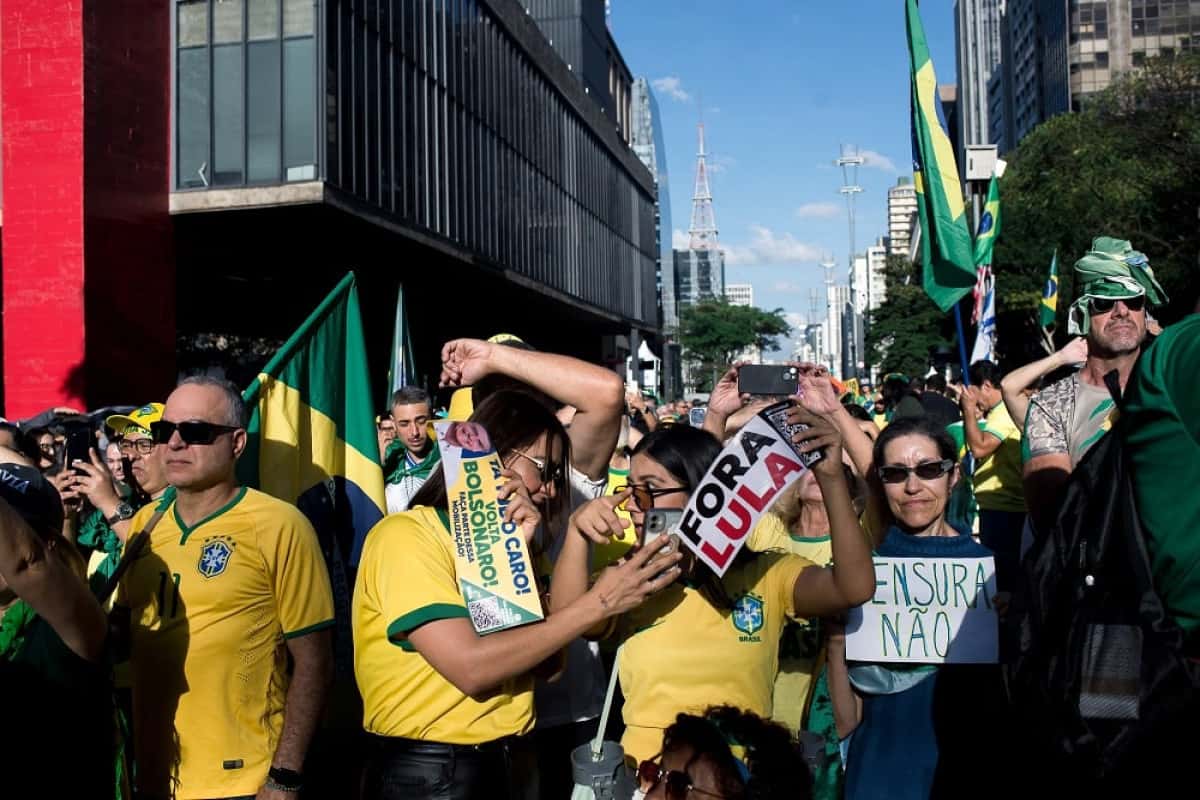 SP - ATO/BOLSONARO/JUSTIÇA/GOLPE - POLÍTICA - Ato com o ex-presidente Jair Bolsonaro aconteceu neste domingo (29) na Avenida Paulista, em São Paulo. A manifestação com o tema - Justiça Já - foi organizada pelo pastor Silas Malafia no objetivo de pressionar contra o julgamento de Jair Bolsonaro, acusado de liderar uma tentativa de golpe de Estado em 2022, no Supremo Tribunal Federal. Na foto, manifestantes durante o ato. 29/06/2025 - Foto: VINCENT BOSSON/FOTOARENA/FOTOARENA/ESTADÃO CONTEÚDO
