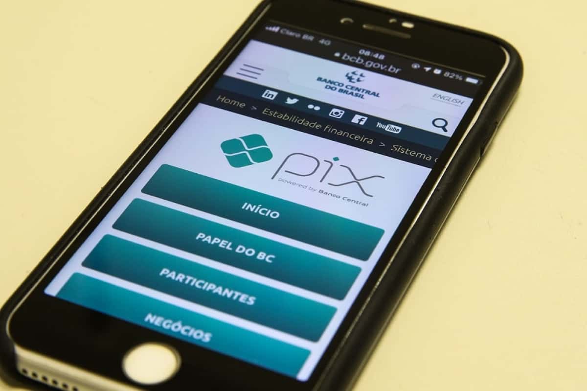 Pix é o pagamento instantâneo brasileiro. O meio de pagamento criado pelo Banco Central (BC) em que os recursos são transferidos entre contas em poucos segundos, a qualquer hora ou dia. É prático, rápido e seguro.