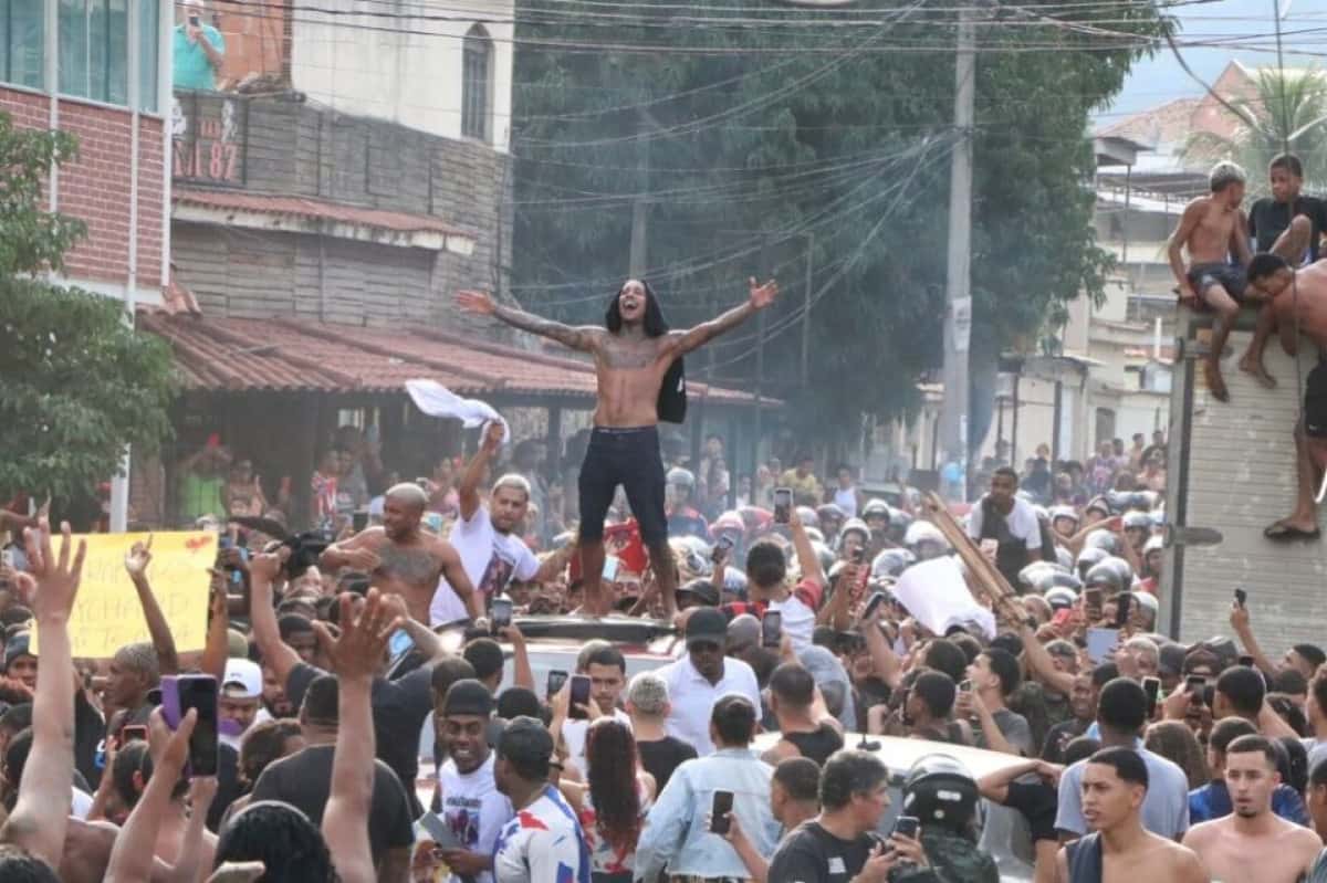 RJ - CRIME ORGANIZADO/CV/OPERAÇÃO/POZE DO RODO - GERAL - O MC Poze do Rodo acena para fãs se concentram em frente ao Complexo de Gericinó (Bangu), na Zona Oeste do Rio, nesta terçafeira (3), após ser solto. O artista foi preso na última quinta-feira (29) em sua residência no Rio de Janeiro por apologia ao crime e suposto envolvimento com o Comando Vermelho (CV). Após cinco dias, o Tribunal de Justiça do Rio de Janeiro (TJRJ) concedeu Habeas Corpus e determinou a soltura do cantor, com medidas cautelares. 03/06/2025 - Foto: JOSE LUCENA/THENEWS2/ESTADÃO CONTEÚDO