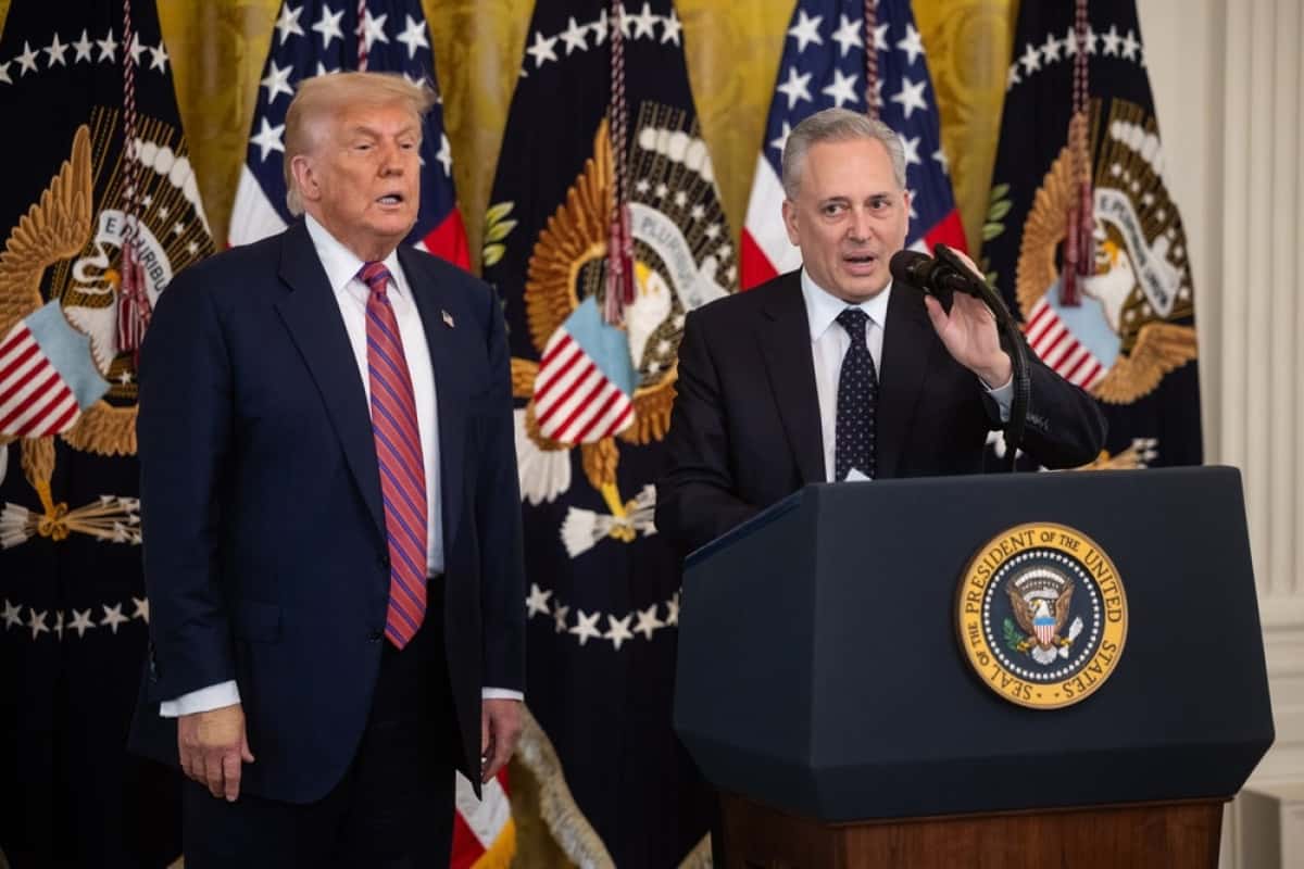 Washington (United States), 18/07/2025.- White House crypto czar David Sacks (R) speaks as US President Donald Trump looks on during a bill signing for cryptocurrency legislation in the East Room of the White House in Washington, DC, USA, 18 July 2025. EFE/EPA/FRANCIS CHUNG / POOL