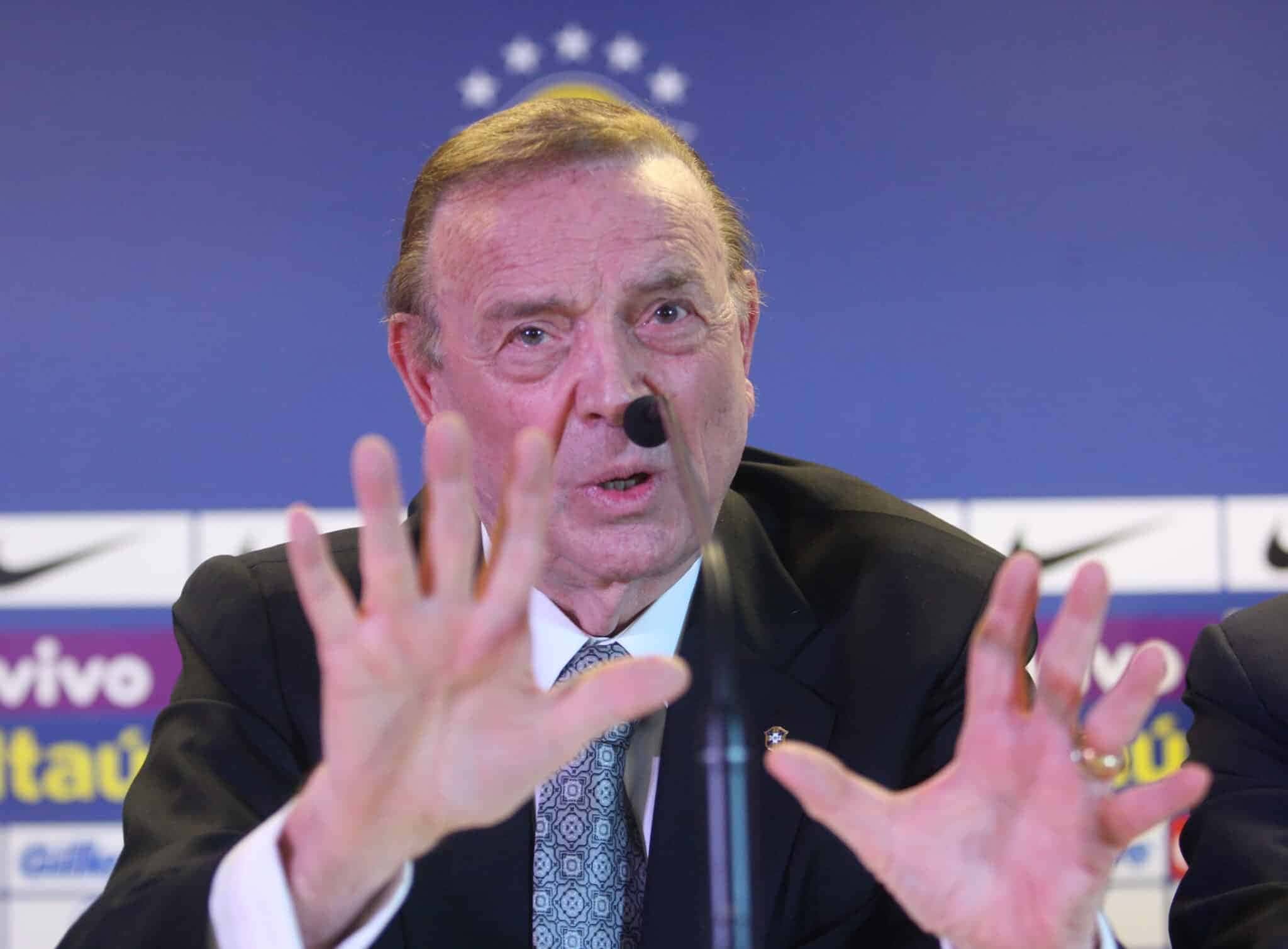 Brasil, Rio de Janeiro, RJ, 12/03/2012. O novo presidente da Confederação Brasileira de Futebol (CBF), José Maria Marin, concede entrevista na sede da entidade na Barra da Tijuca, zona oeste do Rio de Janeiro. Marin leu uma carta redigida por Ricardo Teixeira que anunciava oficialmente a sua renúncia da presidência da CBF. O dirigente já havia se licenciado do cargo na semana passada, por motivos de saúde, mas decretou a sua saída definitiva do cargo que assumiu em 1989. O dirigente também confirmou a sua demissão do cargo de presidente do Comitê Organizador Local (COL) da Copa do Mundo de 2014, posto que também será assumido por Marin. - Crédito:TASSO MARCELO/ESTADÃO CONTEÚDO/AE/Codigo imagem:108677
