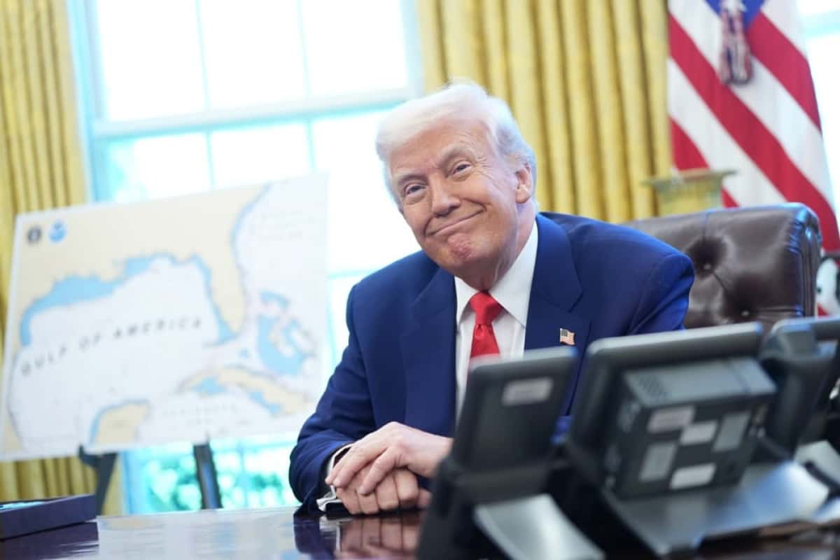 Washington (United States), 09/04/2025.- US President Donald Trump smiles as he speaks to reporters after signing a series of Executive Orders in the Oval Office of the White House in Washington, DC, USA, 09 April 2025. EFE/EPA/CHRIS KLEPONIS /POOL