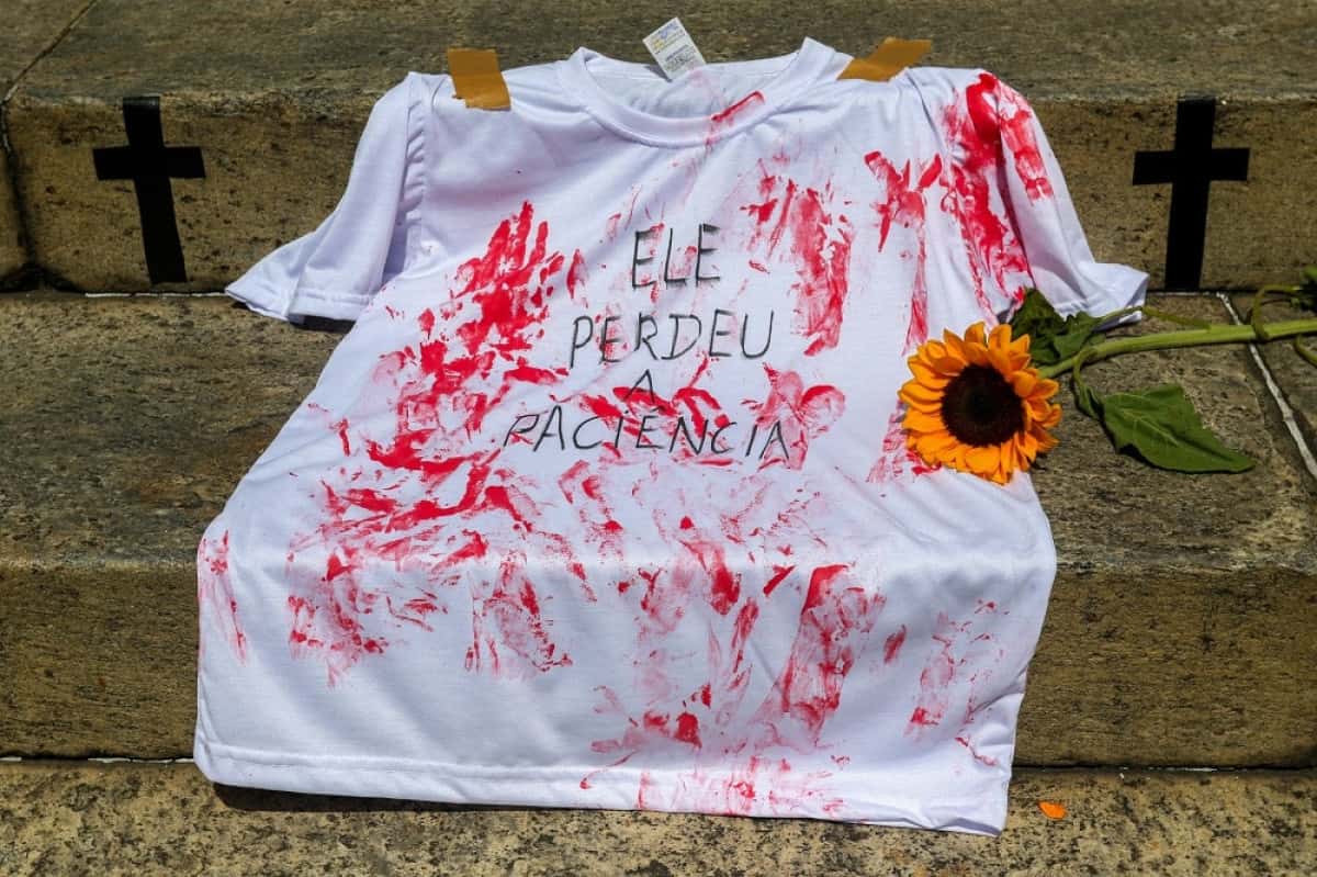 Rio de Janeiro (RJ) - 26/12/2024 - 100 fotos melhores de 2024, retrospectiva - Foto feita em 08/03/2023 - Ato denúncia em frente à Câmara Municipal, organizado pelo campanha Levante Feminista contra o Feminicídio, colocarão 210 cruzes nas escadarias do Palácio Pedro Ernesto, simbolizando cada uma das 111 mulheres assassinadas no estado em 2022 e as 99 mulheres assassinadas em 2023. Foto: Tânia Rêgo/Agência Brasil