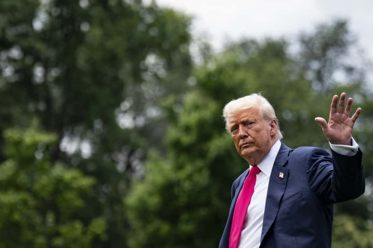 Washington (United States), 15/07/2025.- US President Donald Trump walks on the South Lawn of the White House before boarding Marine One in Washington, DC, USA, 15 July 2025. President Trump will be speaking at an Energy and Innovation summit at Carnegie Mellon University in Pittsburgh, Pennsylvania. EFE/EPA/AL DRAGO / POOL