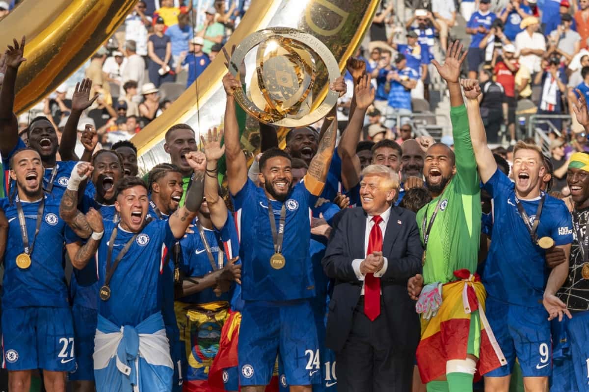 AMDEP8254. NUEVA JERSEY (ESTADOS UNIDOS), 14/07/2025.- Reece James (c) de Chelsea levanta el trofeo de campeón del Mundial de Clubes junto al presidente de los Estados Unidos, Donald Trump, este domingo, tras vencer a París Saint-Germain (PSG) en el estadio MetLife en Nueva Jersey (Estados Unidos). La edición inaugural del Mundial de Clubes concluyó con el triunfo del Chelsea en la final, con el presidente estadounidense Donald Trump entregándole el trofeo tras un mes de competición y una lluvia de millones repartidos en premios: así fue el aperitivo del Mundial de selecciones de 2026. EFE/ Ángel Colmenares