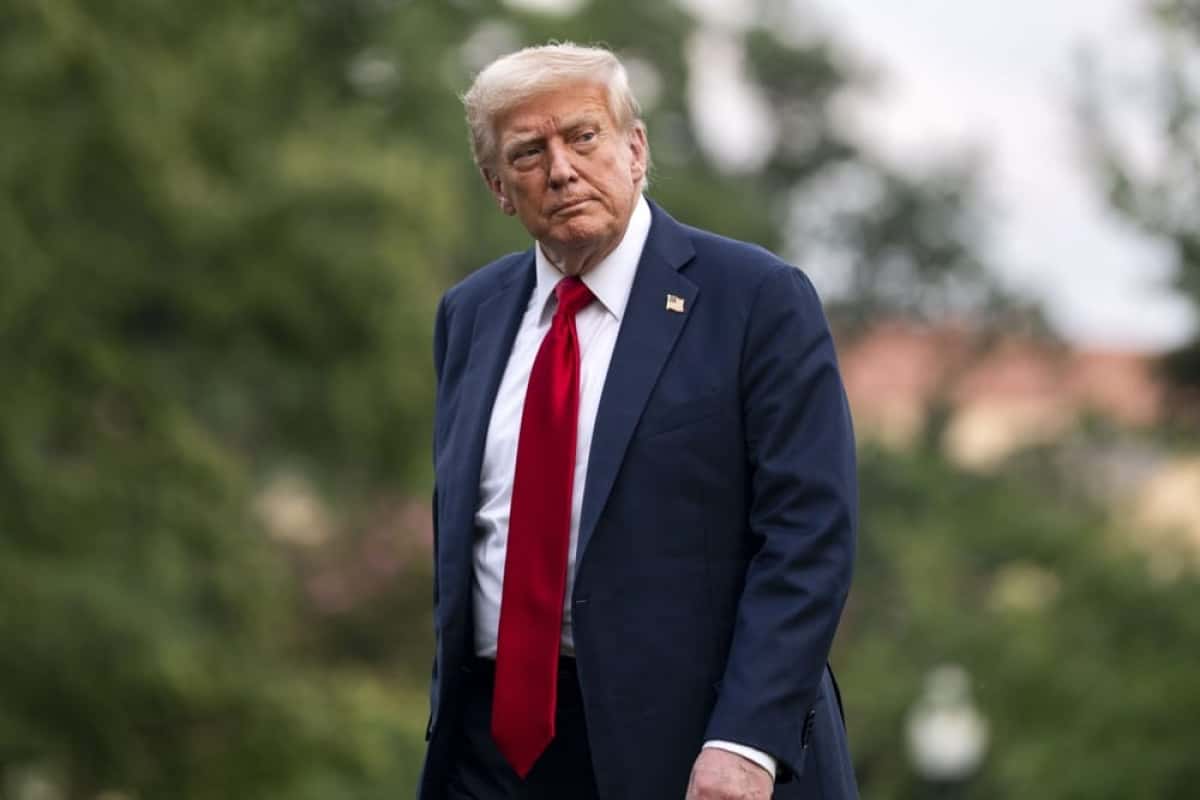 WASHINGTON (United States), 13/07/2025.- US President Donald Trump looks on after exiting Marine One on the South Lawn of the White House in Washington, DC, USA, 13 July 2025. Trump is returning after attending the FIFA Club World Cup 2025 Final match between Chelsea FC and Paris Saint-Germain, in East Rutherford, New Jersey. EFE/EPA/BONNIE CASH / POOL