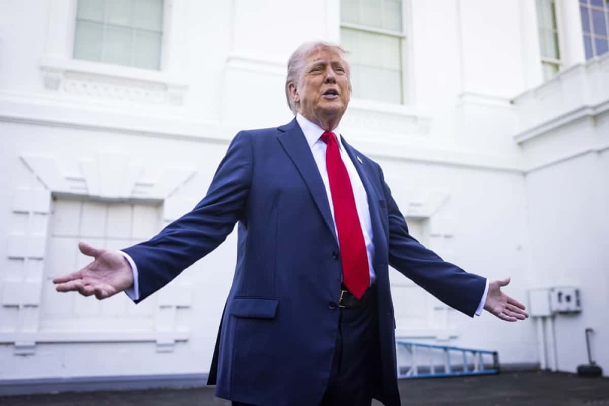 JJL001. WASHINGTON (ESTADOS UNIDOS), 28/04/2025.- Fotografía del 23 de abril de 2025 del presidente de EEUU, Donald Trump, hablando con medios de comunicación en Washington (EEUU). Donald Trump llegó al poder apoyado en un discurso antiinmigración, con una promesa central de cerrar las puertas a quienes buscan emigrar o encontrar refugio en el país y de poner en marcha la mayor campaña de deportación de la historia de Estados Unidos. EFE/EPA/ Jim Lo Scalzo