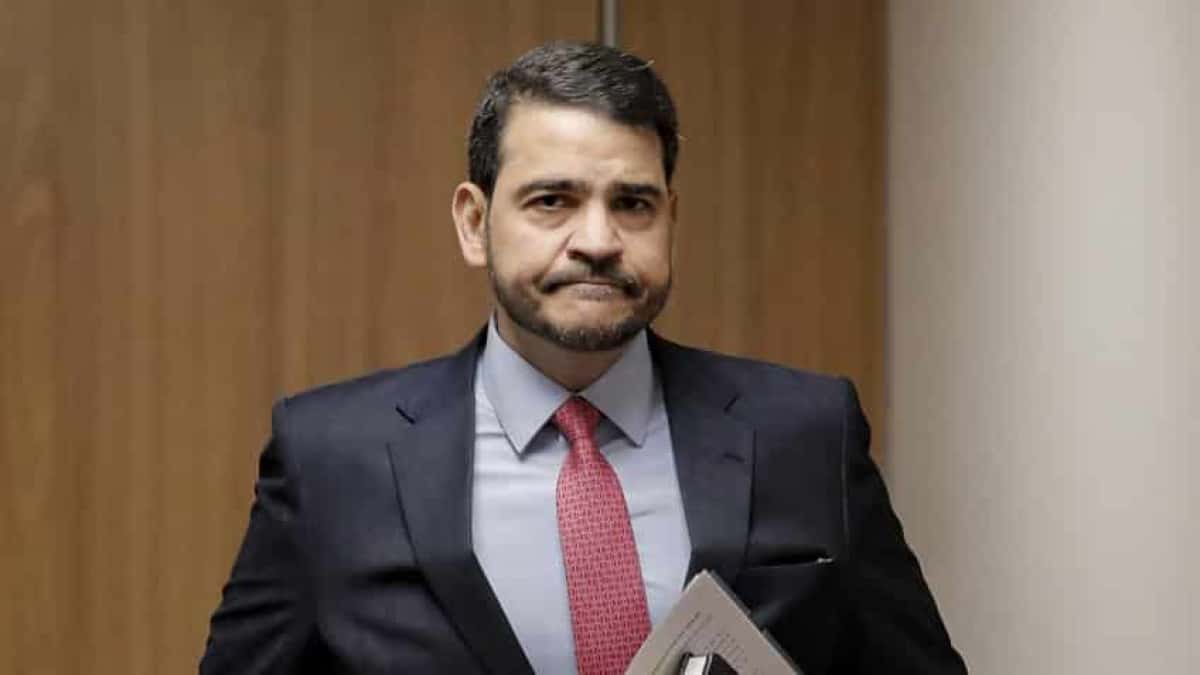 A Advocacia-Geral da União (AGU) entrou com uma ação no Supremo Tribunal Federal (STF) para reverter a derrubada de um decreto do governo federal que aumentava as alíquotas do Imposto sobre Operações Financeiras (IOF). O ministro da AGU, Jorge Messias, informou que a ação é uma resposta ao pedido do presidente Luiz Inácio Lula da Silva e baseada em estudos técnicos e jurídicos. A AGU considera que o decreto é constitucional e que a decisão do Congresso de sustá-lo violou o princípio da separação de poderes. | Sérgio Lima/Poder360 - 01.jul.2025
