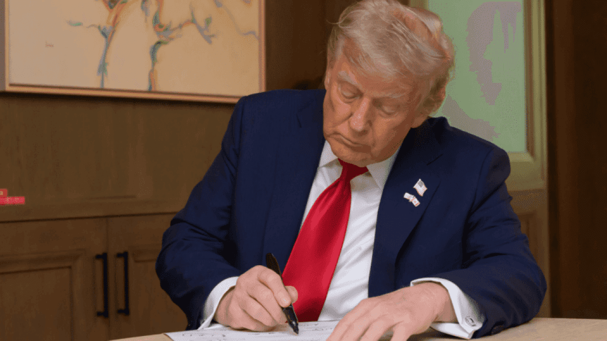 Donald-Trump-Assinando-1080-848×477-1