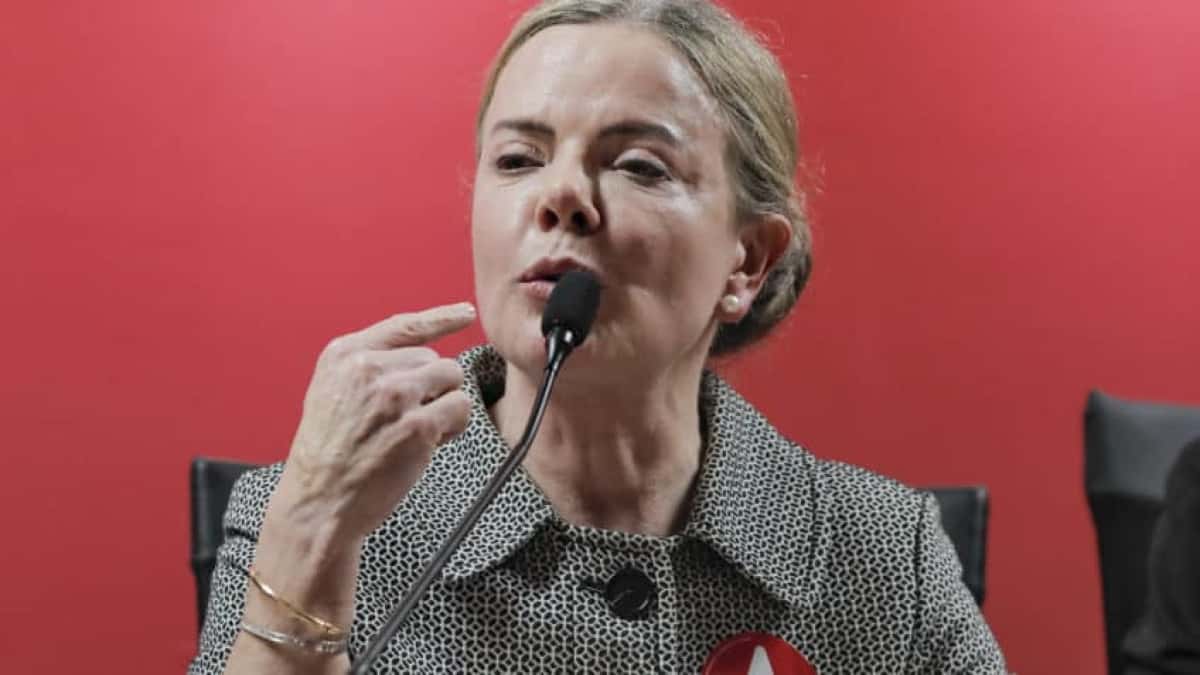 Deputada Gleisi Hoffmann - Reunião da corrente majoritária do Partido dos Trabalhadores (PT) apoiam o candidato à presidência do partido, Edinho Silva fez que fez movimentos recentes para pacificar as desavenças internas na corrente majoritária da sigla e unificar o grupo em torno de seu nome na disputa partidária. Na “Carta aos petistas”, o ex-prefeito de Araraquara (SP) mudou de tom e defendeu que o PT participe de “alianças políticas amplas”, mas com a manutenção da “identidade e do protagonismo” do partido. | Sérgio Lima/Poder360 - 19.mai.2025
