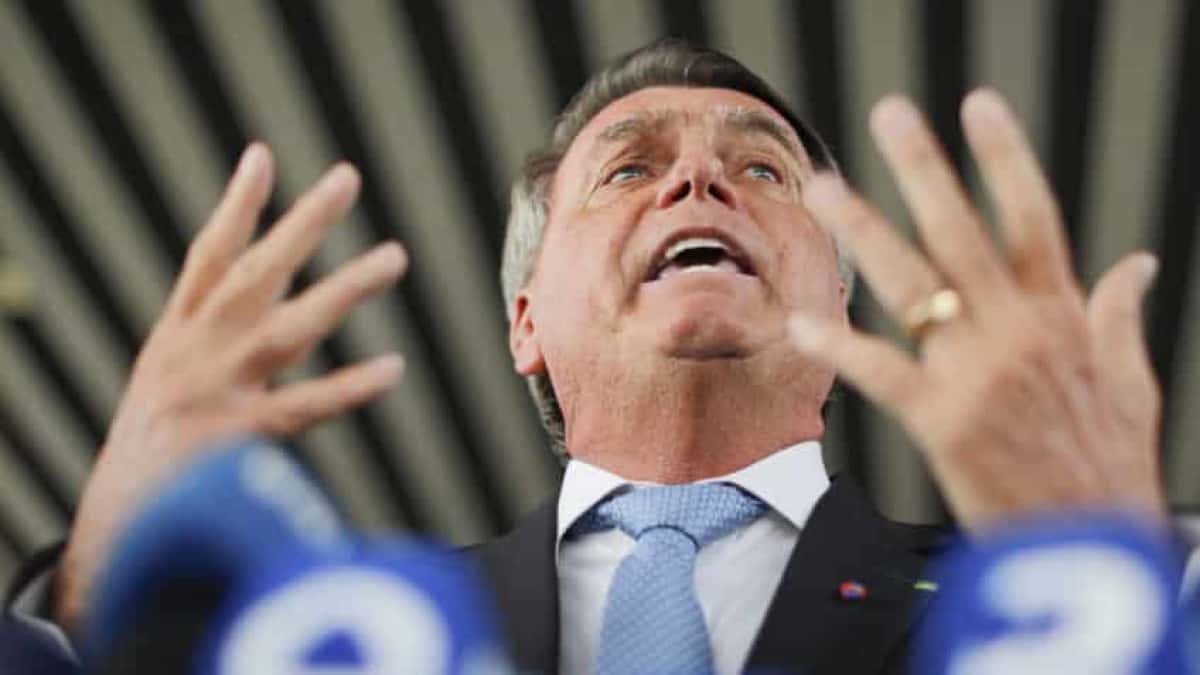 Ex-presidente Jair Bolsonaro durante coletiva após a 1ª Turma do STF decidir, por unanimidade, aceitar a denúncia da Procuradoria Geral da República contra Jair Bolsonaro (PL) e mais 7 pessoas por tentativa de golpe de Estado. Com isso, os 8 denunciados viram réus no Supremo. Bolsonaro visitou o gabinete do filho senador Flávio Bolsonaro, no Senado Federal. | Sérgio Lima/Poder360 - 26.mar.2025
