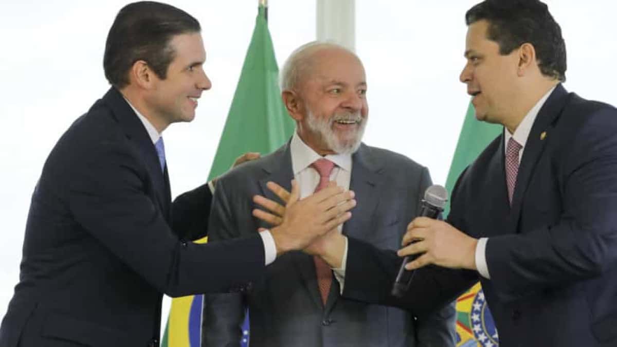 Presidente Luiz Inácio Lula da Silva recebe os novos presidentes do Senado, Davi Alcolumbre (D) e da Câmara dos Deputados, Hugo Motta (E) | Sérgio Lima/Poder360 - 03.fev.2025