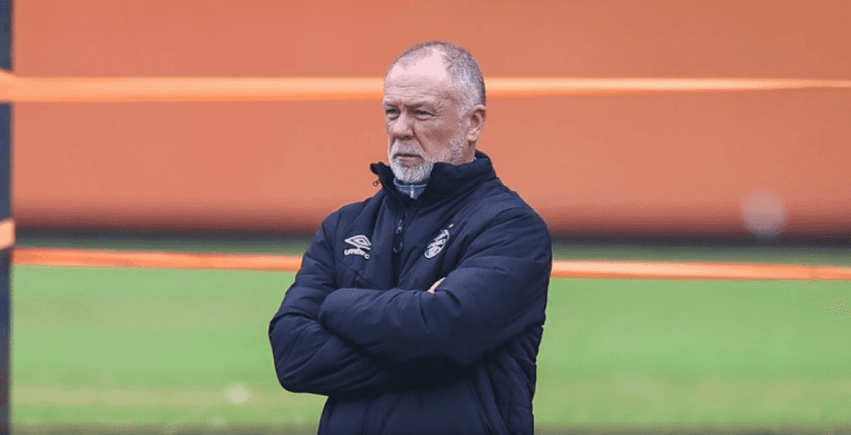 Mano-Mezes-em-treino-pelo-Gremio