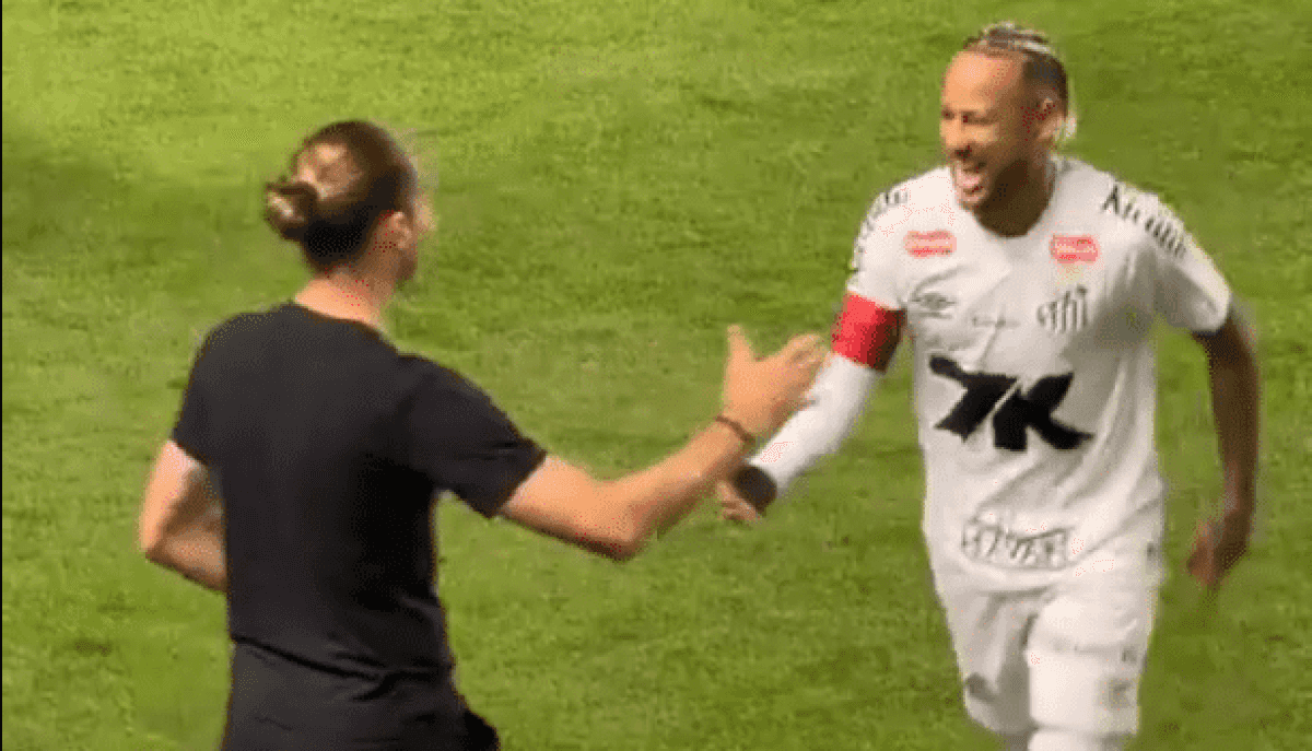 Neymar-tentou-dar-caneta-em-Filipe-Luis