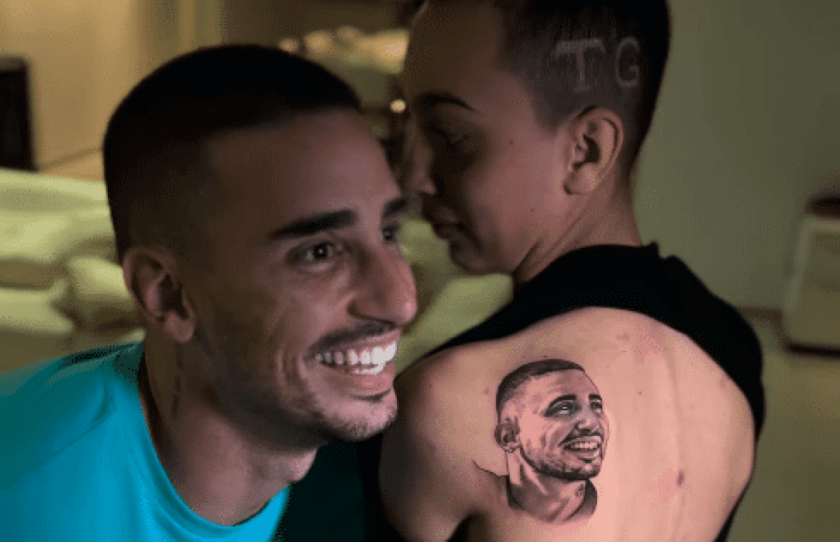 Thiago-Galhardo-recebe-homenagem-de-fa