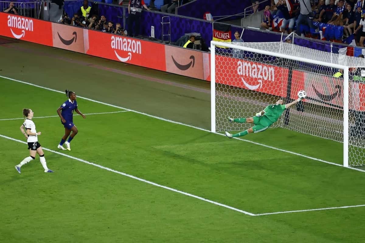 Basel (Switzerland), 20/07/2025.- Germany goalkeeper Ann-Katrin Berger (R), makes a save against France's Melvine Malard (2-L) during the penalty shootout during the UEFA Women's EURO 2025 quarterfinals soccer match between France and Germany in Basel, Switzerland, 19 July 2025. (Francia, Alemania, Suiza, Basilea) EFE/EPA/MICHAEL BUHOLZER
