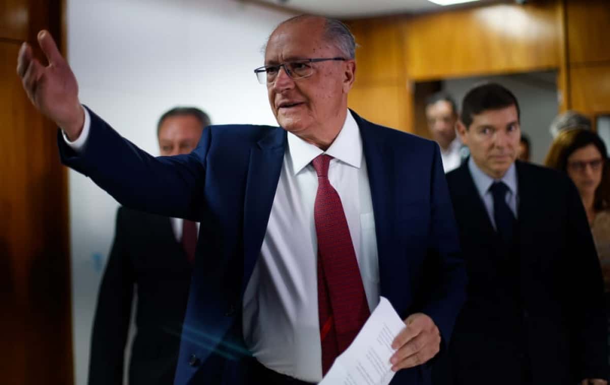 DF - EUA/TRUMP/TARIFAS/COMITÊ/REUNIÃO/ALCKMIN - POLÍTICA - O vice-presidente e ministro do Desenvolvimento, Indústria, Comércio e Serviços (MDIC), Geraldo Alckmin, fala após comandar a primeira reunião do comitê com o setor produtivo para debater as tarifas de 50% anunciadas pelos Estados Unidos contra o Brasil, no Ministério do Desenvolvimento, Indústria, Comércio e Serviços (MDIC), na Esplanada dos Ministérios, em Brasília, nesta terça-feira, 15 de julho de 2025. Alckmin classificou a decisão do governo americano como absolutamente inadequada. 15/07/2025 - Foto: WILTON JUNIOR/ESTADÃO CONTEÚDO