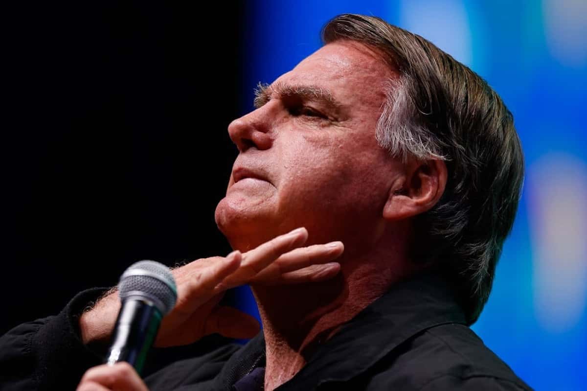 DF - BOSLONARO/PF/BUSCAS/ARQUIVO - POLÍTICA - Foto de arquivo de 19/02/2025 do ex-presidente da República, Jair Bolsonaro, durante o 1º Seminário Nacional de Comunicação do Partido Liberal, realizado no Centro de Convenções Ulisses Guimarães, em Brasília (DF). A Polícia Federal (PF) cumpre mandados contra Jair Bolsonaro, em Brasília, na manhã desta sexta-feira, 18 de julho de 2025. Por ordem do ministro do STF Alexandre de Moraes, o ex- presidente também ficará submetido a "medidas restritivas", incluindo o uso de tornozeleira eletrônica, segundo apurou o Estadão. Bolsonaro também está proibido de acessar as redes sociais. 19/02/2025 - Foto: WILTON JUNIOR/ESTADÃO CONTEÚDO