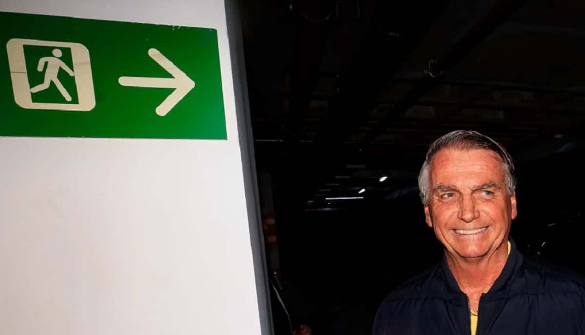 DF - BOSLONARO/PF/BUSCAS/MEDIDAS RESTRITIVAS - POLÍTICA - O ex-presidente da República, Jair Bolsonaro, deixa a sede do Partido Liberal (PL), em Brasília, para ir para casa devido às medidas restritivas impostas pelo Supremo Tribunal Federal (STF), nesta sexta-feira 18 de julho de 2025. Bolsonaro colocou tornozeleira eletrônica, além de precisar se submeter a recolhimento domiciliar das 19h às 7h, em dias úteis, e durante todo o final de semana. O ex-presidente também foi proibido de acessar redes sociais e não poderá se comunicar com diplomatas ou embaixadores estrangeiros. 18/07/2025 - Foto: WILTON JUNIOR/ESTADÃO CONTEÚDO