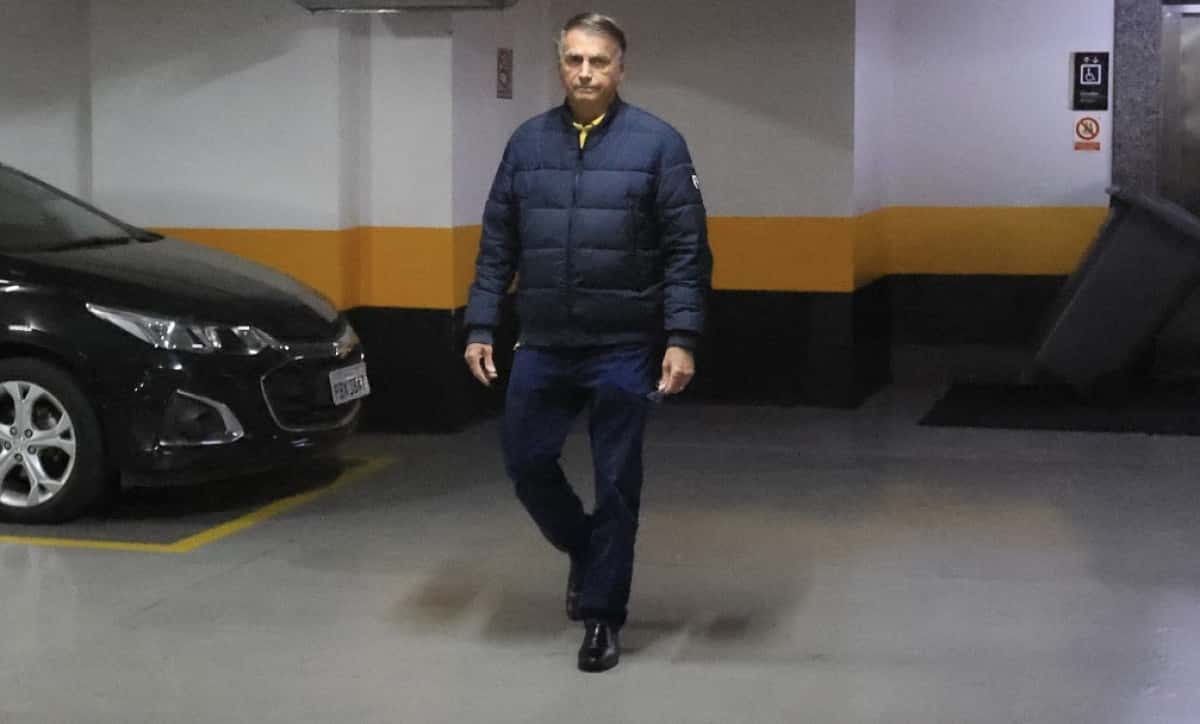 DF - BOLSONARO/STF/RESTRIÇÕES/ONTEM - POLÍTICA - O ex-presidente da República, Jair Messias Bolsonaro, deixa a garagem do PL, em Brasília, na tarde da terça-feira, 21 de julho de 2025. A defesa de Jair Bolsonaro (PL) prestou esclarecimentos nesta terça-feira, 22, ao Supremo Tribunal Federal (STF) e alegou não ter conhecimento de que o ex-presidente estava proibido de conceder entrevistas. Os advogados sustentaram que Bolsonaro não descumpriu as medidas cautelares impostas pelo ministro Alexandre de Moraes, prometeram que ele permanecerá calado e pediram explicações sobre o que é e o que não é permitido ao ex-presidente. 22/07/2025 - Foto: WILTON JUNIOR/ESTADÃO CONTEÚDO