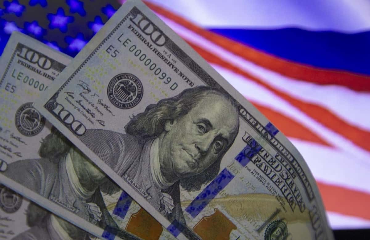 SP - MERCADO/DÓLAR - ECONOMIA - Imagem produzida ilustrativa para a alta do dólar. O dólar à vista ganhou força ao longo da tarde e encerrou a sessão desta terça-feira, 24, em alta de 0,29%, a R$ 5,5189, após máxima a R$ 5,5239. No exterior, a moeda americana recuou tanto frente a divisas fortes quanto emergentes, em dia marcado pela retomada do apetite ao risco com a diminuição das tensões no Oriente Médio. 24/06/2025 - Foto: ADRIANA TOFFETTI/ATO PRESS/ESTADÃO CONTEÚDO