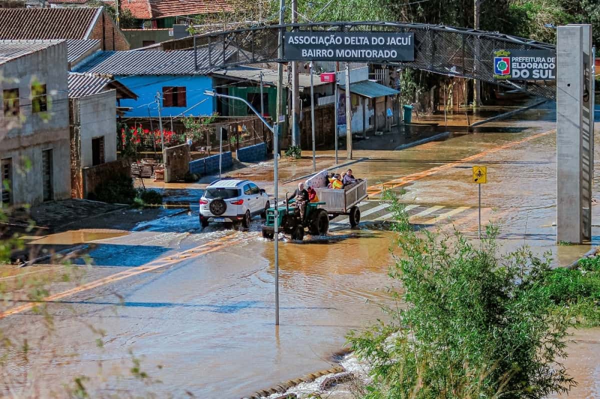 RS - PORTO ALEGRE/CHUVA/FRIO - GERAL - Diversos bairros de Porto Alegre, no Rio Grande do Sul, e em toda a região metropolitana, continuam com áreas de alagamentos nesta quarta-feira, 25 de junho de 2025. As chuvas aumentaram o nível do Rio Jacuí, que ultrapassou a cota de inundação nas ilhas da cidade provocando alagamentos. Famílias estão sendo retiradas das áreas afetadas e recebem alimentos e apoio logístico. Muitas moradores se recusam a deixar suas casas que seguem alagadas. 25/06/2025 - Foto: LUCIANO MARTINS/ATO PRESS/ESTADÃO CONTEÚDO