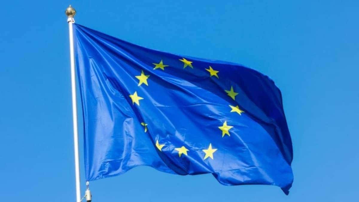 bandeira-uniaoeuropeia-ceu-vento-848×477-1