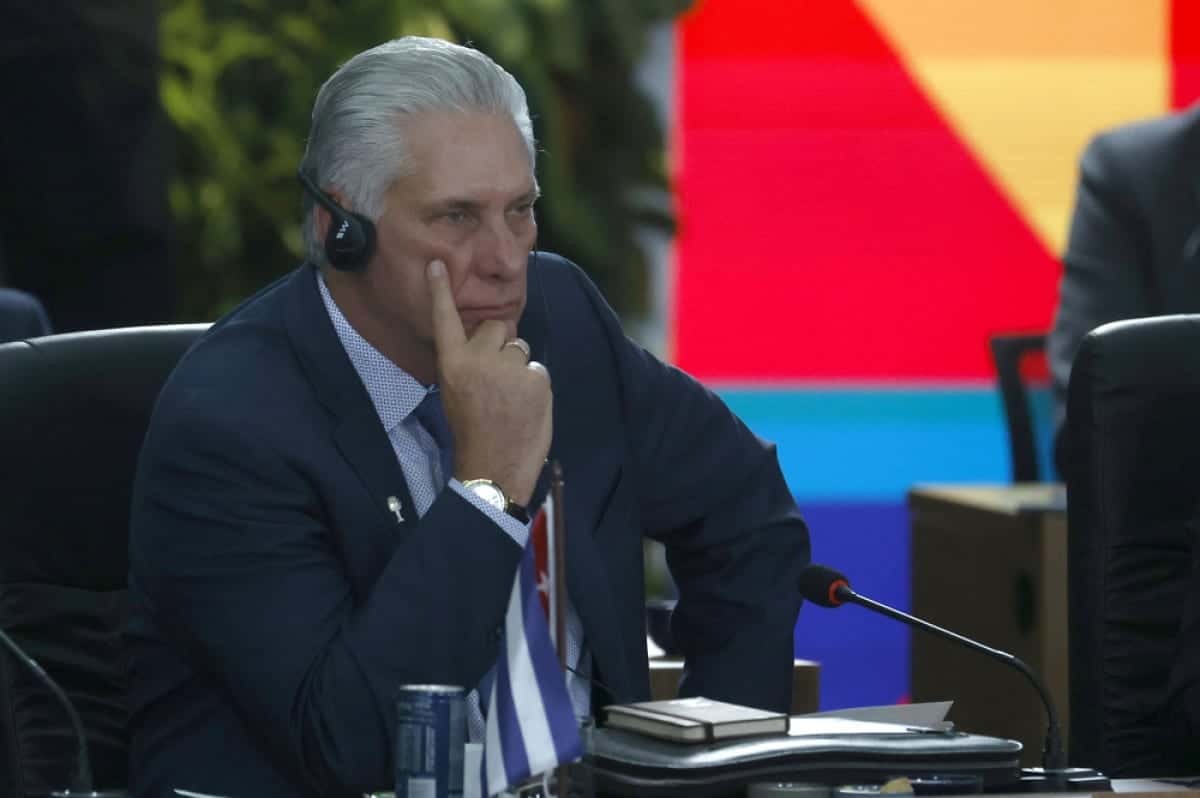 AME1081. RÍO DE JANEIRO (BRASIL), 06/07/2025.- El presidente de Cuba Miguel Díaz-Canel, participa durante la cumbre de los BRICS este domingo, en Río de Janeiro (Brasil). Los líderes de los BRICS, manifestaron su "profunda preocupación" por "la reanudación de los continuos ataques" de Israel contra la Franja de Gaza y condenaron "el uso del hambre como método de guerra". EFE/Antonio Lacerda