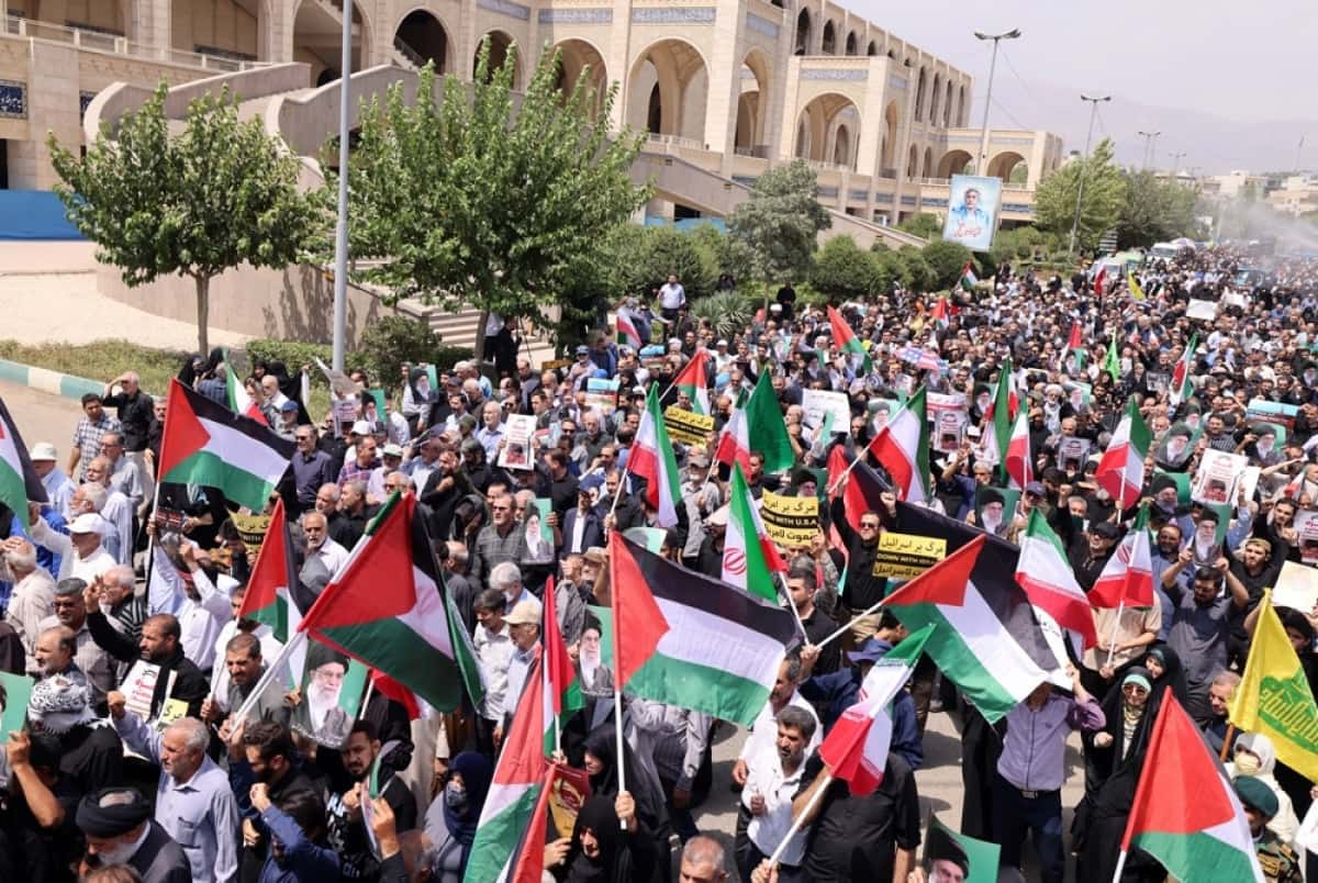 TEHRAN (Iran (Islamic Republic Of)), 25/07/2025.- Iranians take part in an anti-Israeli rally against the malnutrition situation in Gaza, in Tehran, Iran, 25 July 2025. At least 113 Palestinians, including more than 80 children, have died due to famine and malnutrition in the Gaza Strip, the Palestinian Ministry of Health said on 24 July. (Protestas, Teherán) EFE/EPA/ABEDIN TAHERKENAREH