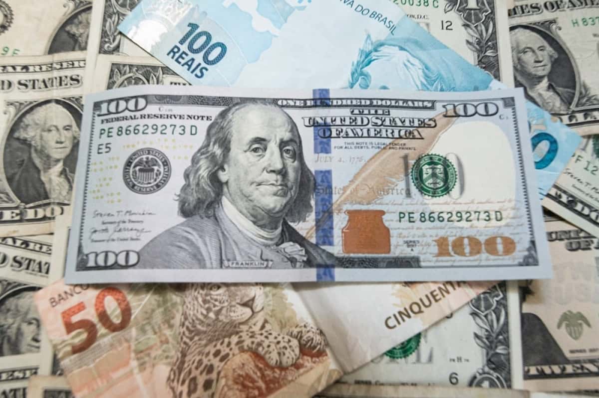 RJ - MERCADO/DÓLAR - ECONOMIA - ECONOMIA - Registro de notas de dólar, feito em Petrópolis (RJ), na manhã desta quarta-feira, 18 de dezembro de 2024. O dólar não dá trégua e volta a subir até R$ 6,1412 (+0,74%) no mercado à vista nesta manhã, após abertura perto da estabilidade. Além da espera pela conclusão das votações do pacote fiscal na Câmara, prevista para esta quarta, o mercado sustenta demanda cambial, em especial por empresas e fundos, para remessas de dividendos ao exterior ainda nesta semana, antes das festas de fim de ano. 18/12/2024 - Foto: DAVI CORRÊA/ENQUADRAR/ESTADÃO CONTEÚDO