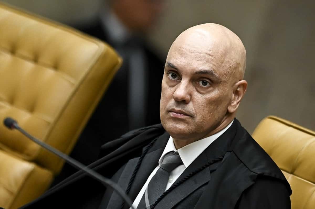 DF - ALEXANDRE DE MORAES/AUTORIZA AÇÃO DA PF - POLÍTICA - Foto, Ministro Alexandre de Moraes. Nesta quinta (8) o Ministro do STF Alexandre de Moraes autorizou a Polícia Federal para cumprirem 33 mandados de busca e apreensão, quatro mandados de prisão preventiva e 48 medidas cautelares diversas da prisão contra pessoas ligadas ao ex-presidente Jair Bolsonaro. 08/02/2024 - Foto: TON MOLINA/FOTOARENA/FOTOARENA/ESTADÃO CONTEÚDO
